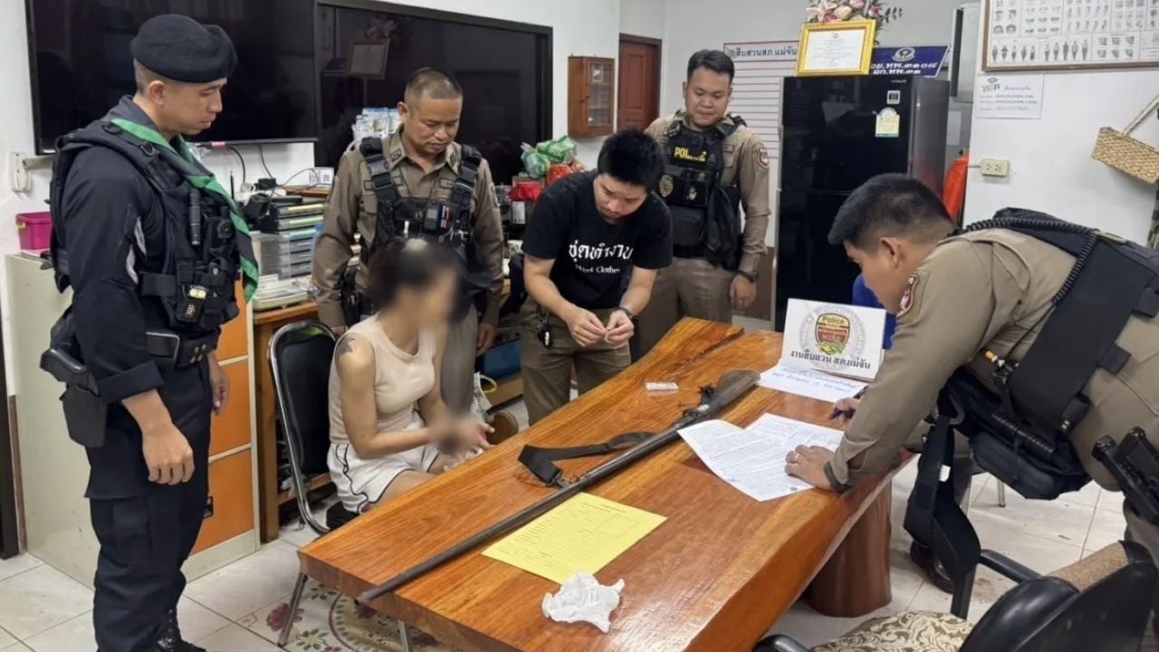 Thai woman caught smuggling drugs to boyfriend detained in police station | News by Thaiger