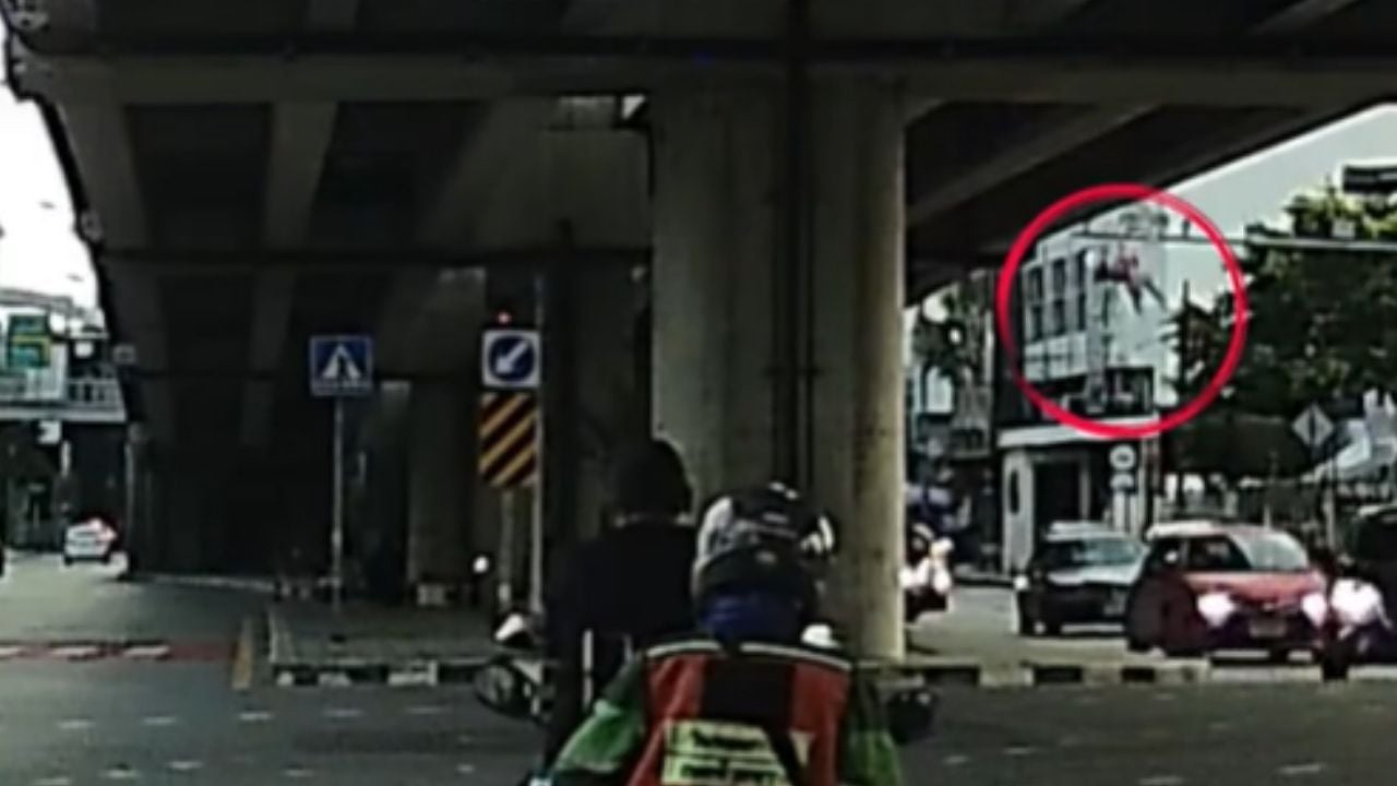 Passenger plunges from bridge after Bangkok taxi driver falls asleep | Thaiger
