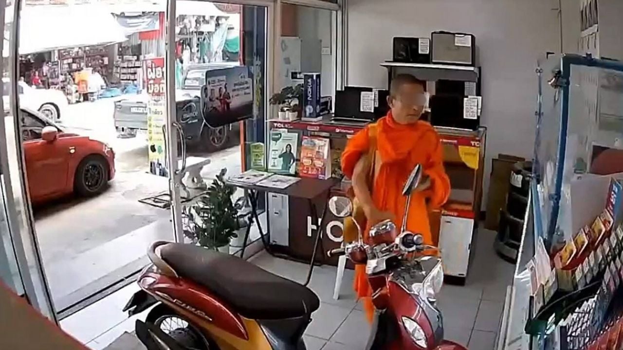 Thai monk steals laptop