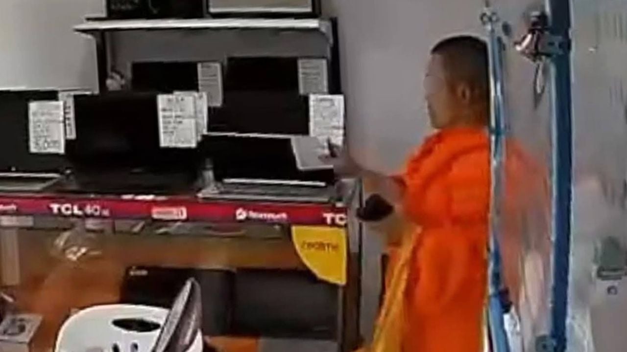 Thai monk caught stealing second-hand laptop in Nakhon Sawan | Thaiger