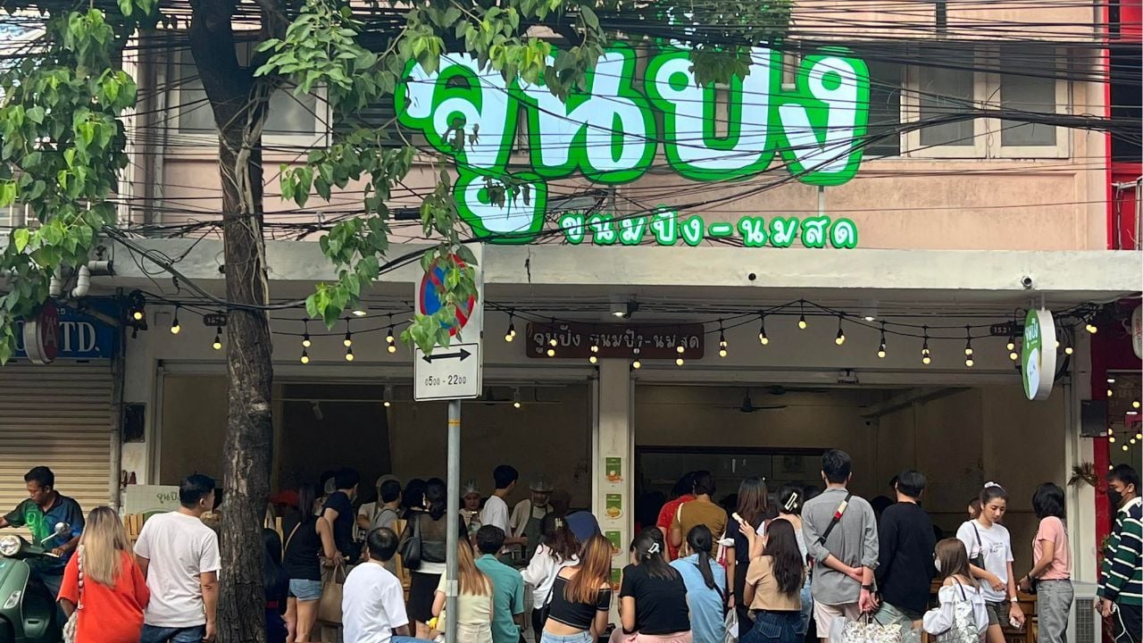 Crowd gathering at June Pang | Photo taken from จูนปัง ขนมปัง-นมสด June Pang Facebook page