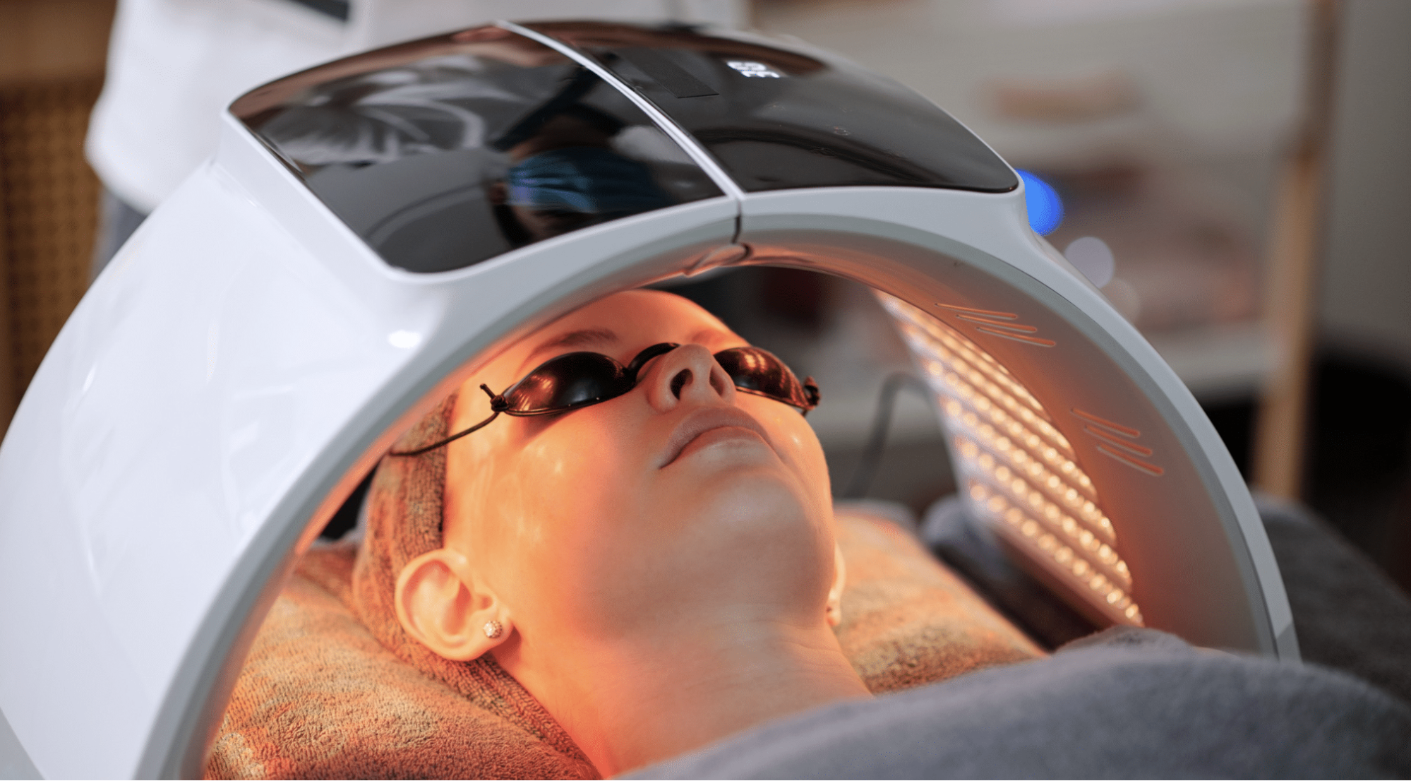 oman receiving LED light therapy for skin rejuvenation at Welida Health Bangkok clinic