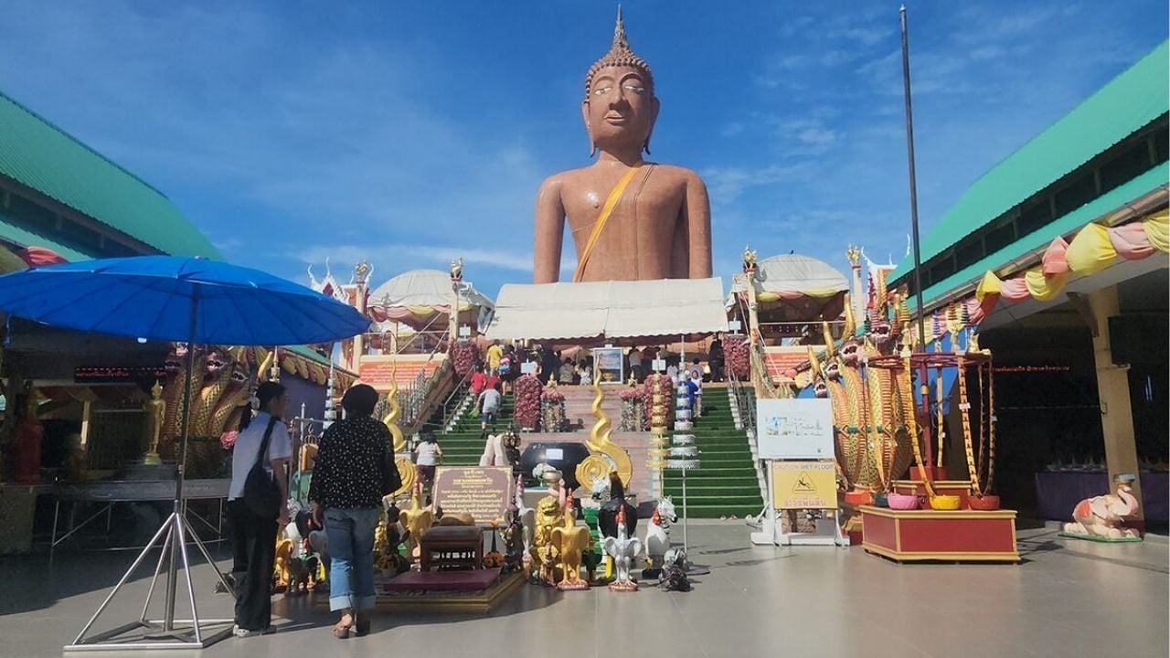Lottery fever grips central Thailand at giant Buddha shrine | Thaiger