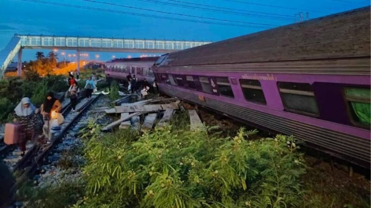 Bangkok-bound train derails in Prachuap Khiri Khan, 10 injured | Thaiger