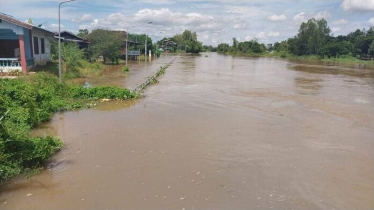 Yom River floods force urgent evacuations in Phichit | Thaiger