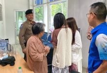 Lost Chinese gran saved by ID bracelet in Pattaya | Thaiger