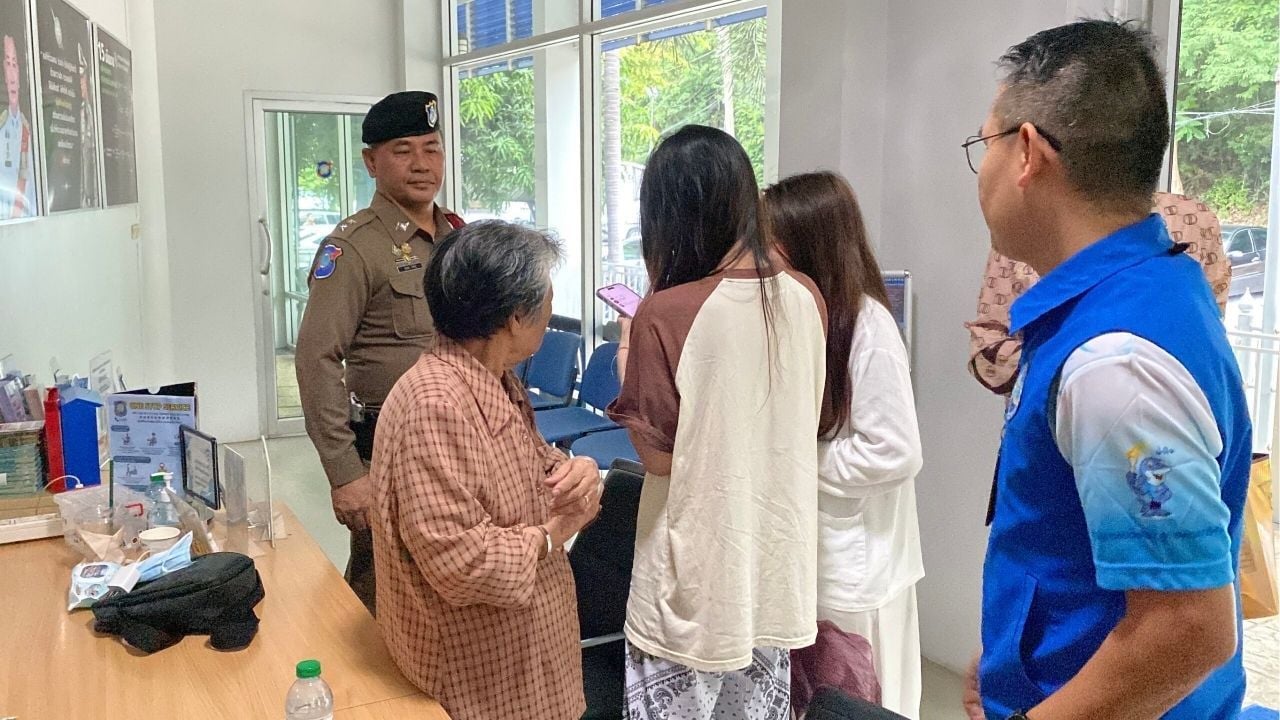 Lost Chinese gran saved by ID bracelet in Pattaya | Thaiger