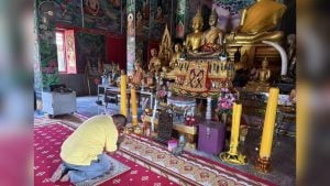 Ang Thong locals seek lottery luck from ancient Buddha statue | Thaiger