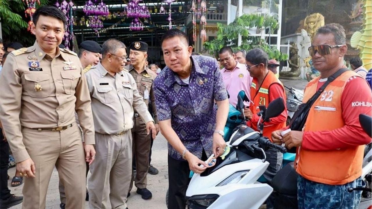 Pattaya launches sticker crackdown on Koh Larn vehicles | Thaiger