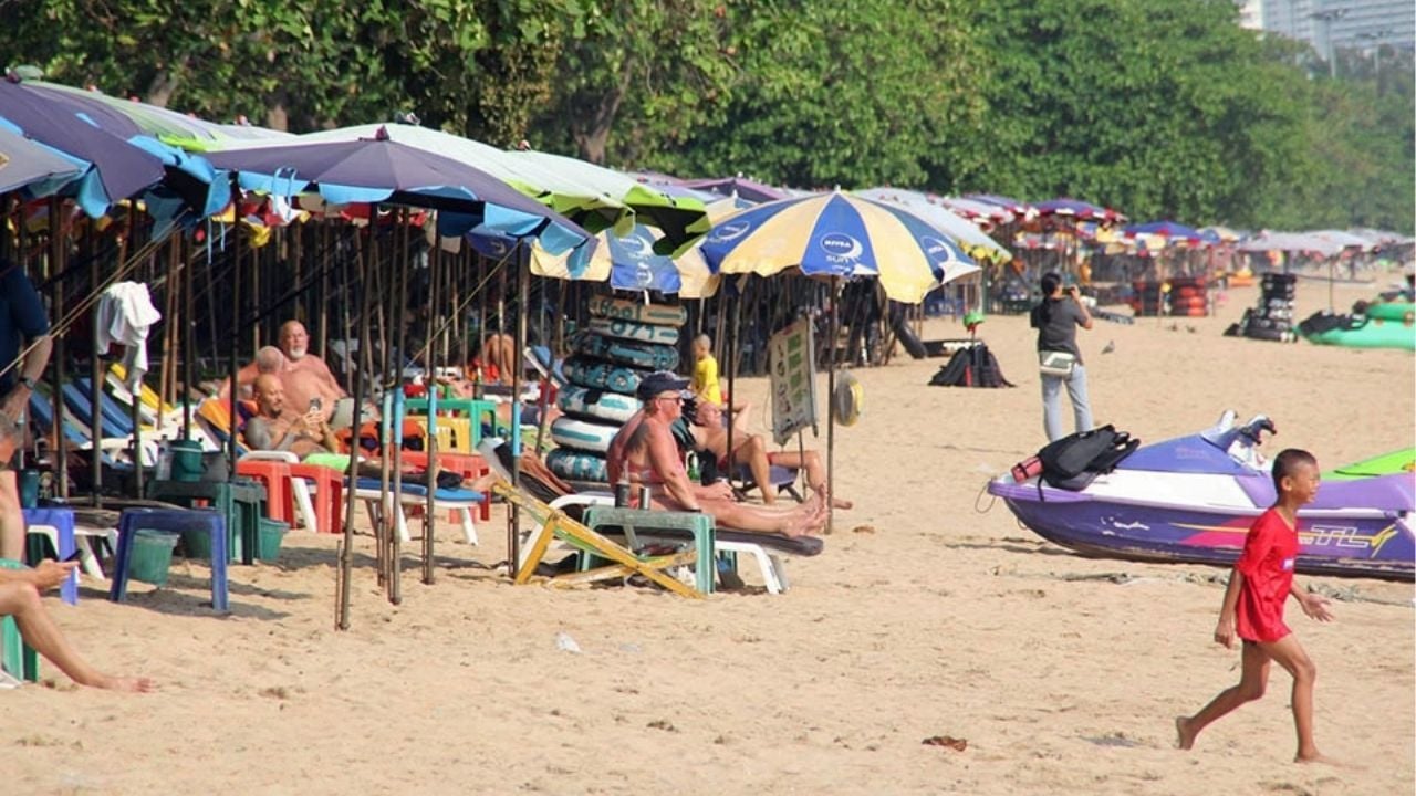 Pattaya beach blitz on rogue boats and pushy vendors | Thaiger