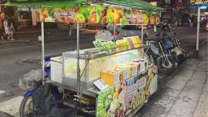 Patong fruit row turns bloody as vendor stabs tourist | Thaiger