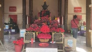 Hopefuls flock to central Thailand temple for lottery blessings | Thaiger