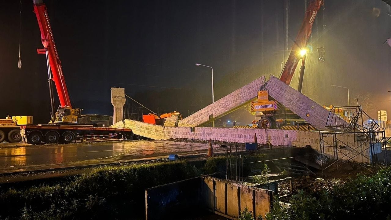 Footbridge collapses in East Thailand, crushes trucks (video) | Thaiger