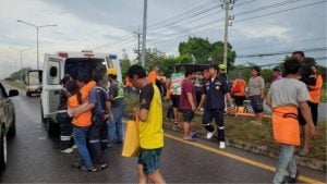 Slippery smash: Cha-am pickup crash leaves 12 workers injured | Thaiger