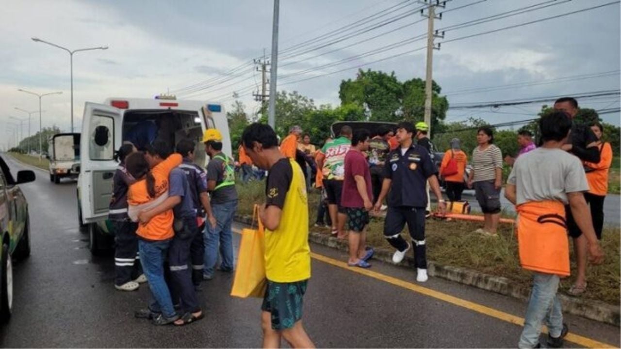 Slippery smash: Cha-am pickup crash leaves 12 workers injured | Thaiger