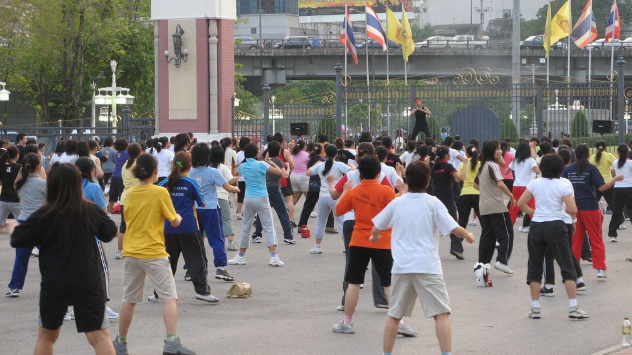 An outdoors aerobics session ouside of Lumphini Park | Photo taken from Expique Bangkok