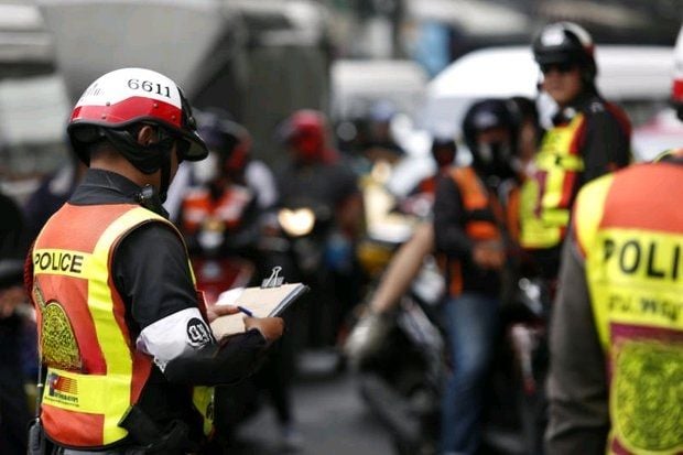Unlicensed tourists hit with fines in Phuket road blitz | News by Thaiger