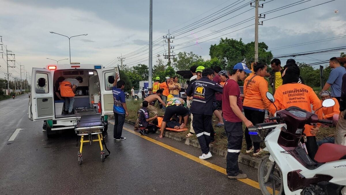Slippery smash: Cha-am pickup crash leaves 12 workers injured | News by Thaiger