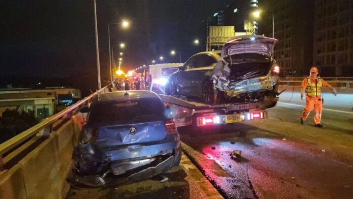 High-speed racing crash on expressway causes hefty pile up | News by Thaiger