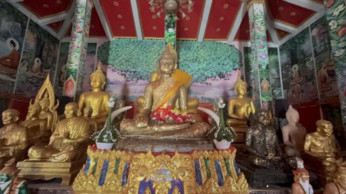Ang Thong locals seek lottery luck from ancient Buddha statue | News by Thaiger