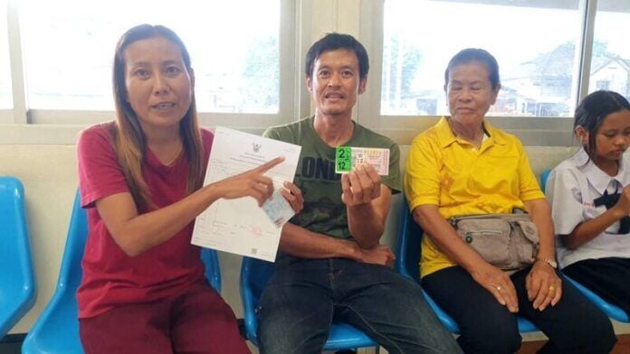 Phayao lottery vendor helps friend win 12 million baht prize | News by Thaiger