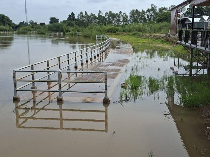 Yom River floods force urgent evacuations in Phichit | News by Thaiger