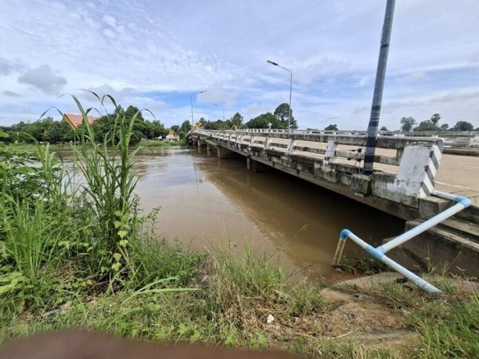 Yom River floods force urgent evacuations in Phichit | News by Thaiger
