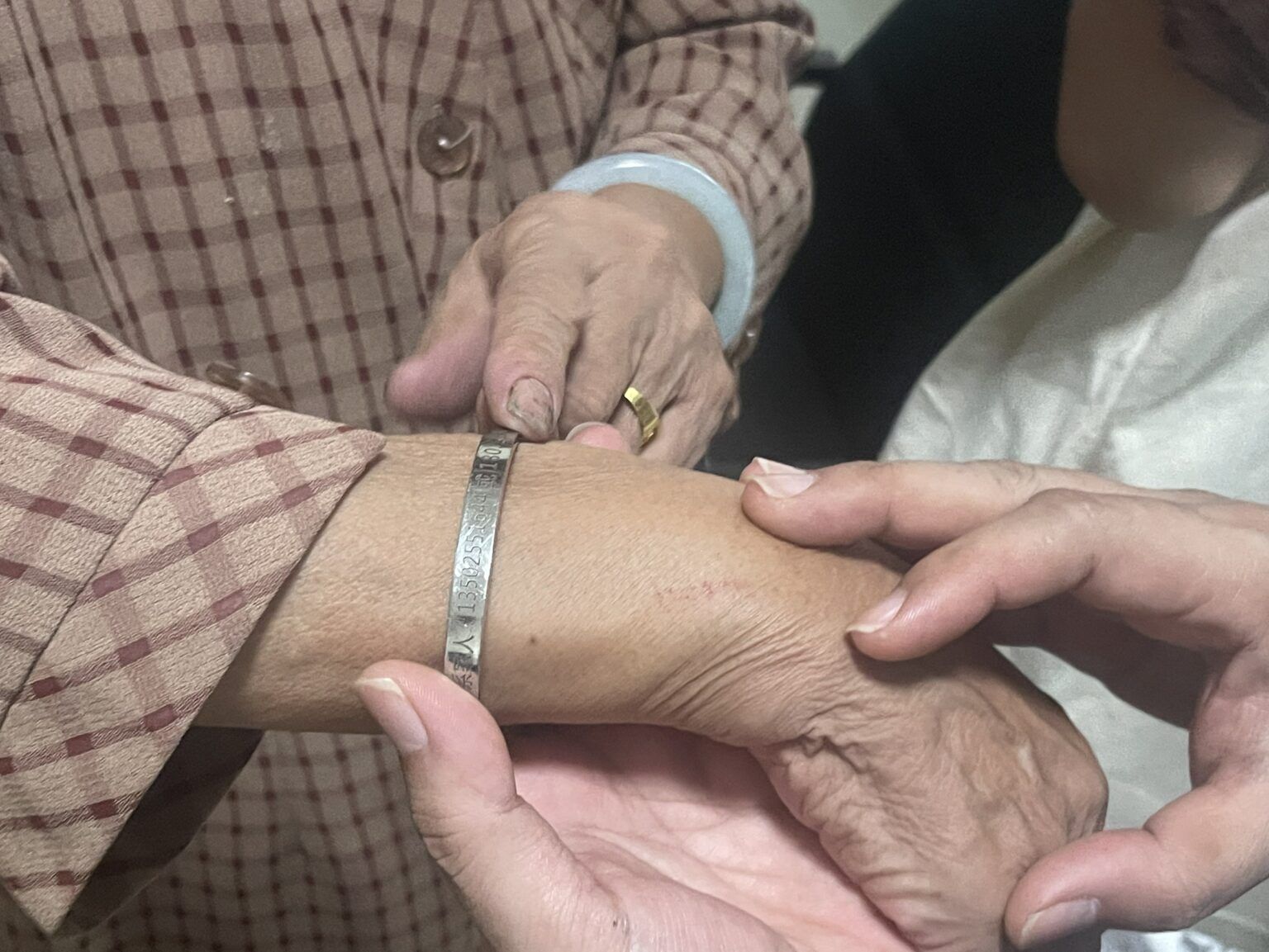 Lost Chinese gran saved by ID bracelet in Pattaya | News by Thaiger