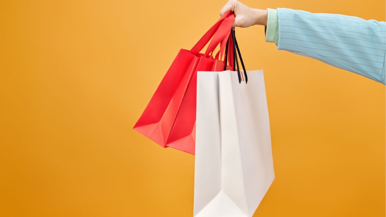 Shopping spree losing money in Thailand | Photo by Max Fischer from Pexels