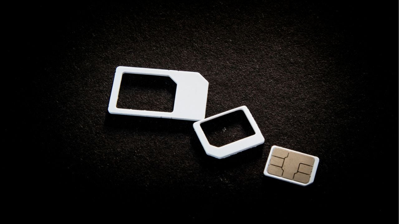 Breakdown of a mobile SIM card | Photo by User_Pascal on Unsplash
