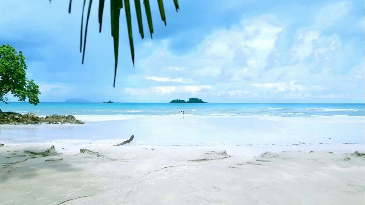 A vacant whitesand beach in Koh Chang | Photo by Sua Truong on Unsplash