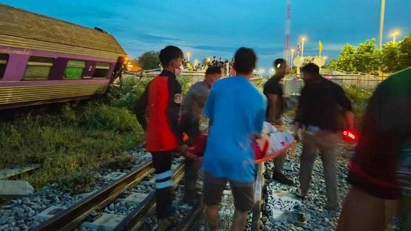Bangkok-bound train derails in Prachuap Khiri Khan, 10 injured | News by Thaiger