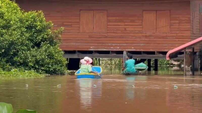 Chao Phraya Dam surge floods Ayutthaya and displaces thousands | News by Thaiger