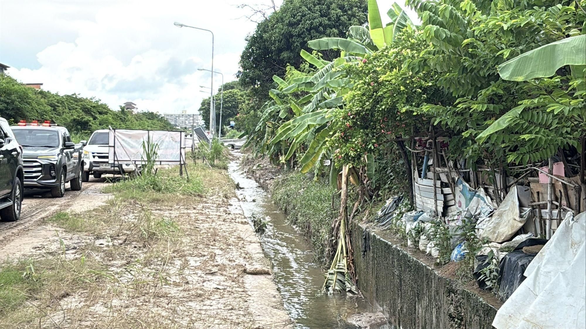 Tourists stranded as flash floods swamp Pattaya streets | News by Thaiger