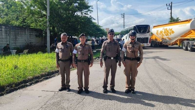 Taxi turf war erupts as Phuket drivers block cruise cab | News by Thaiger