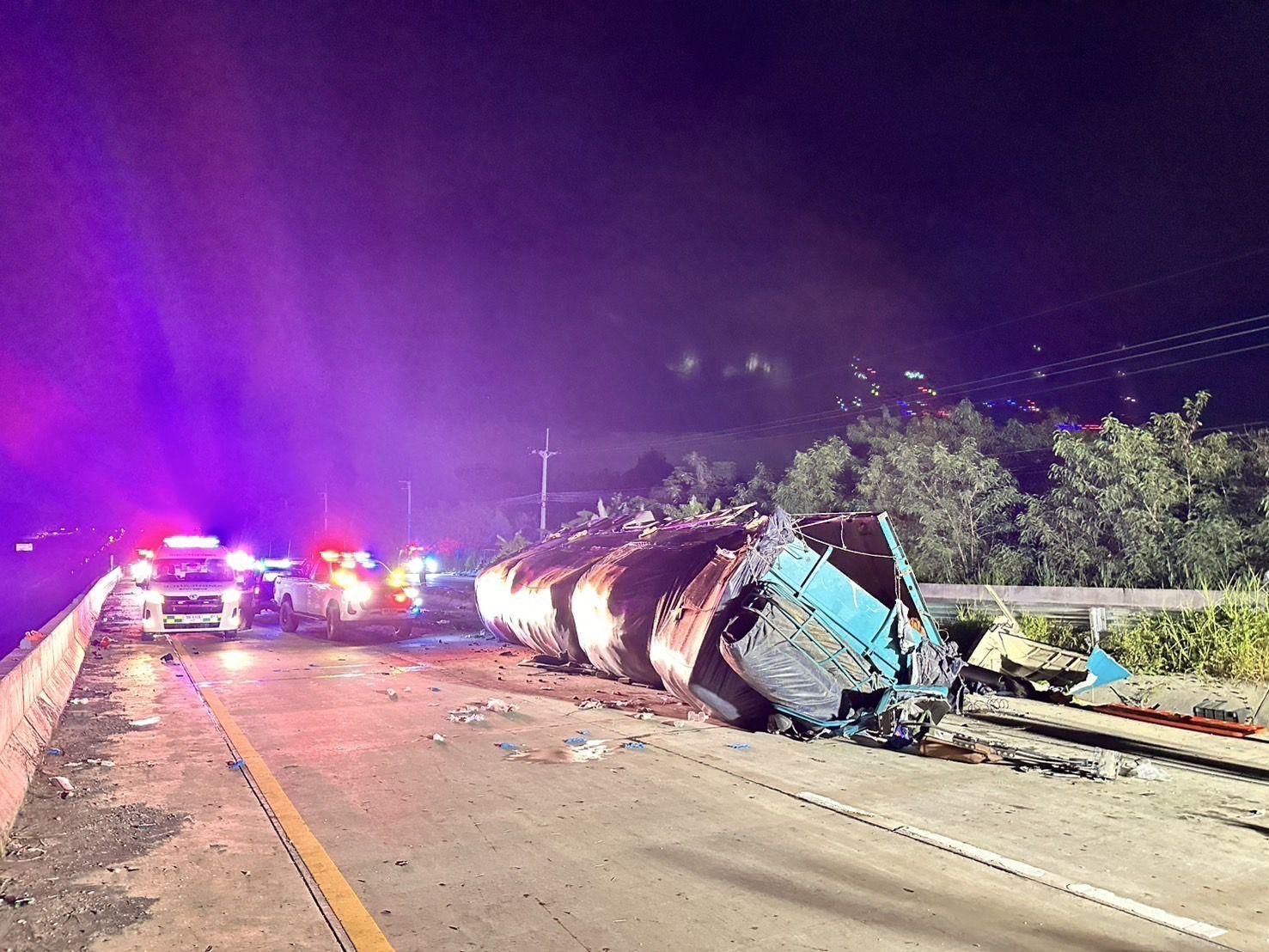 Chon Buri truck crash kills woman, injures 5 in pile-up | News by Thaiger