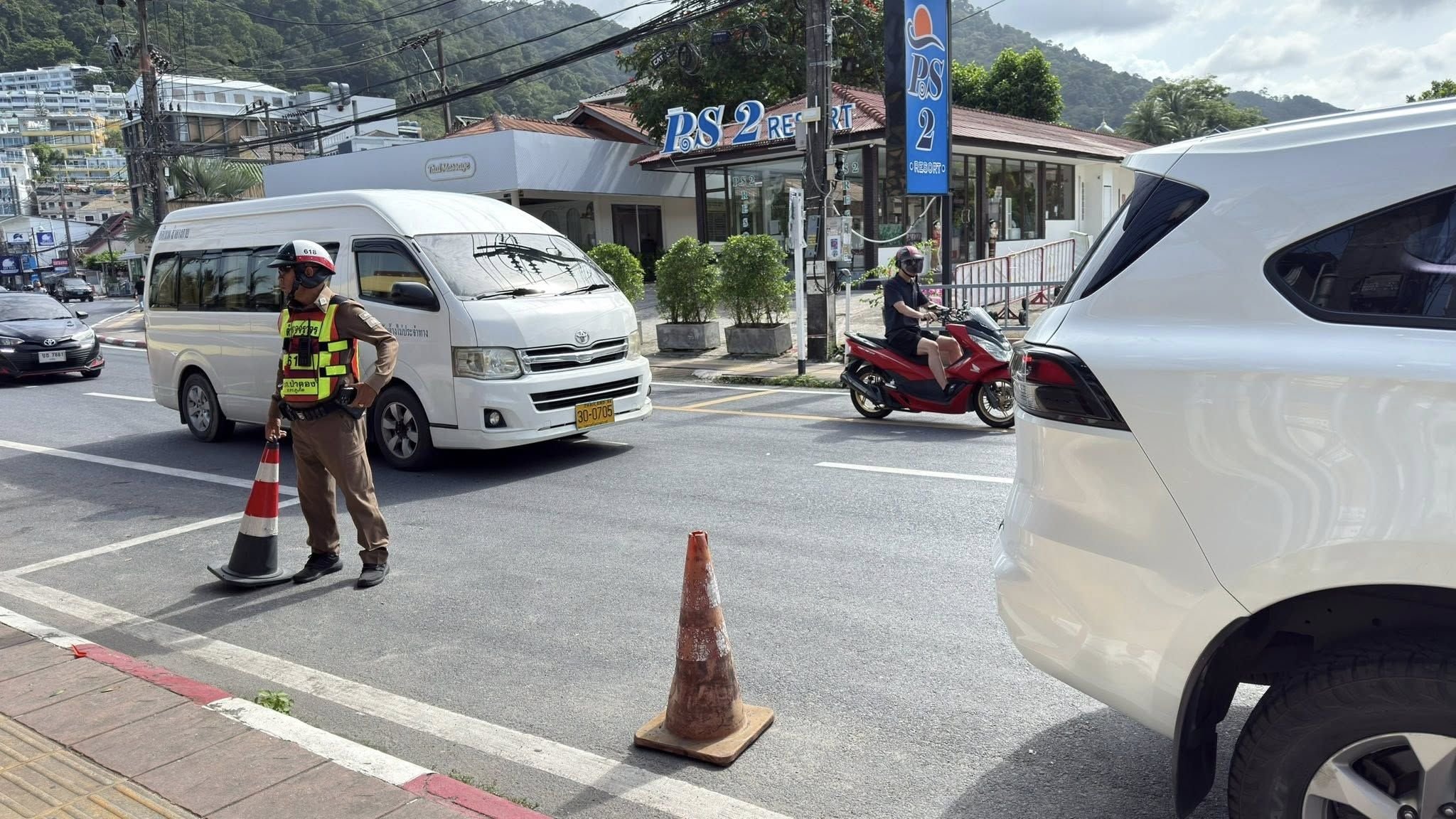 Patong cops swoop on dodgy kerbside parking setups | News by Thaiger