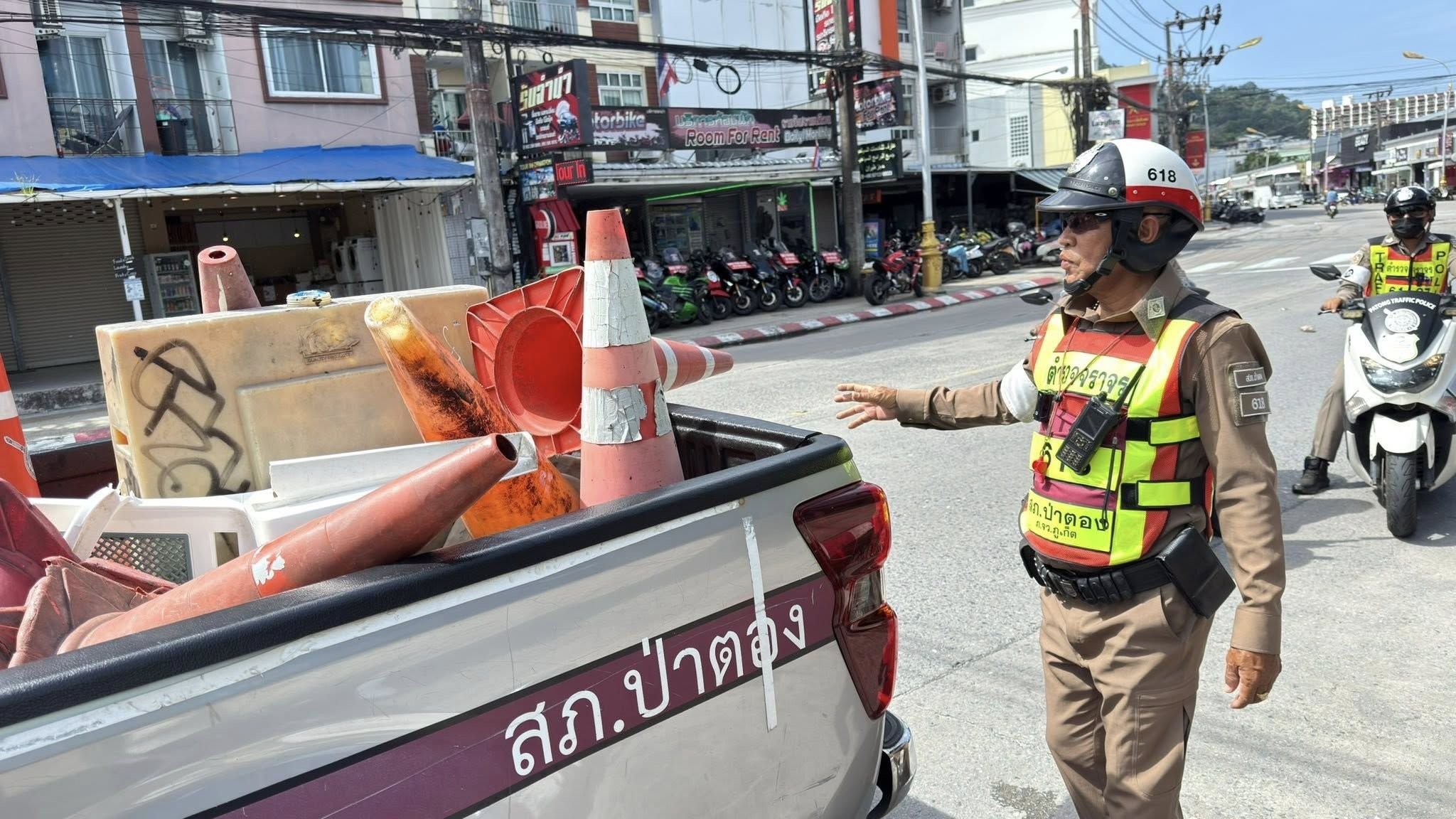 Patong cops swoop on dodgy kerbside parking setups | News by Thaiger