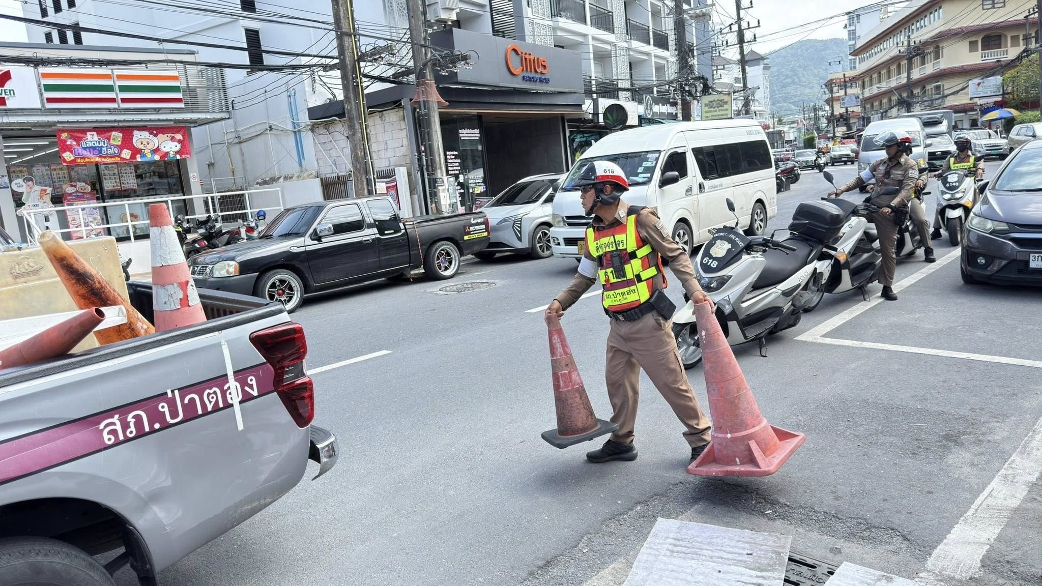 Patong cops swoop on dodgy kerbside parking setups | News by Thaiger
