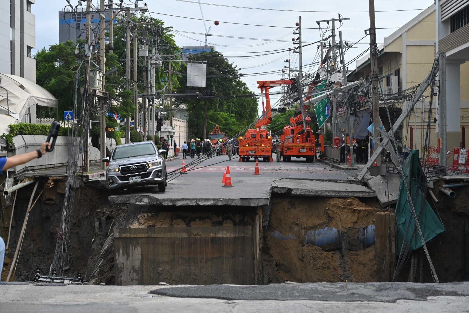 Bangkok road collapse leaves 31 streets without tap water | News by Thaiger