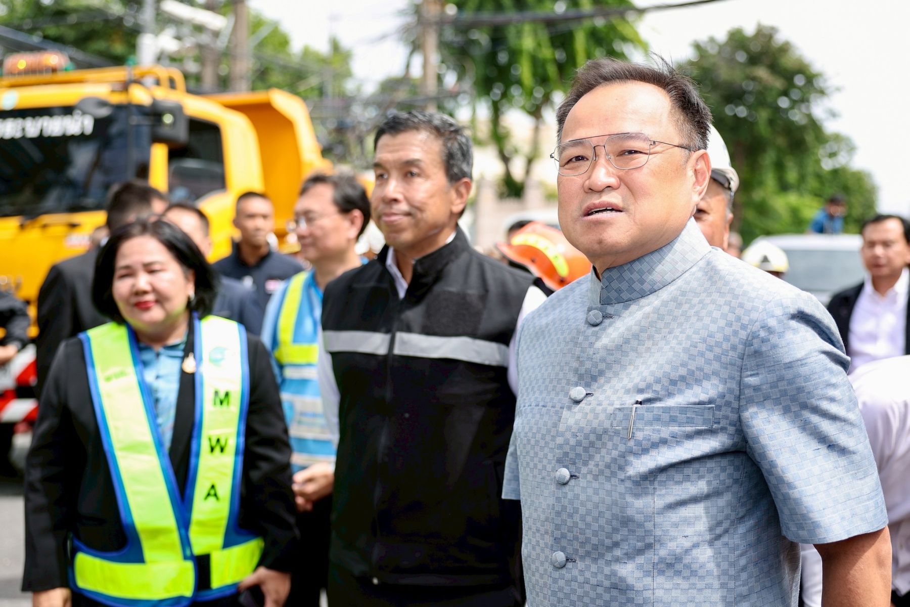 Anutin launches inquiry after Bangkok sinkhole causes shutdowns (video) | News by Thaiger