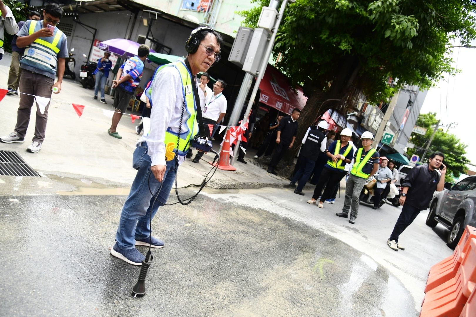 Bangkok officials ease fears over Samsen Road water leak | News by Thaiger