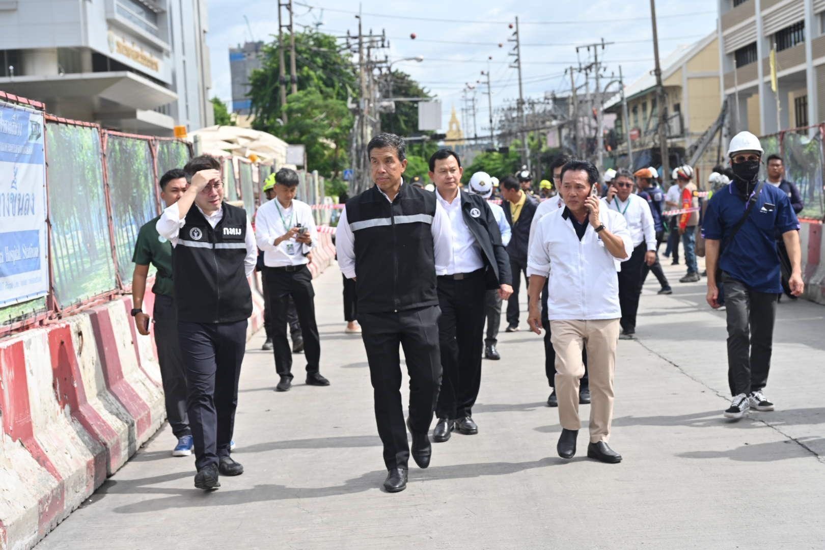 Bangkok road collapse leaves 31 streets without tap water | News by Thaiger