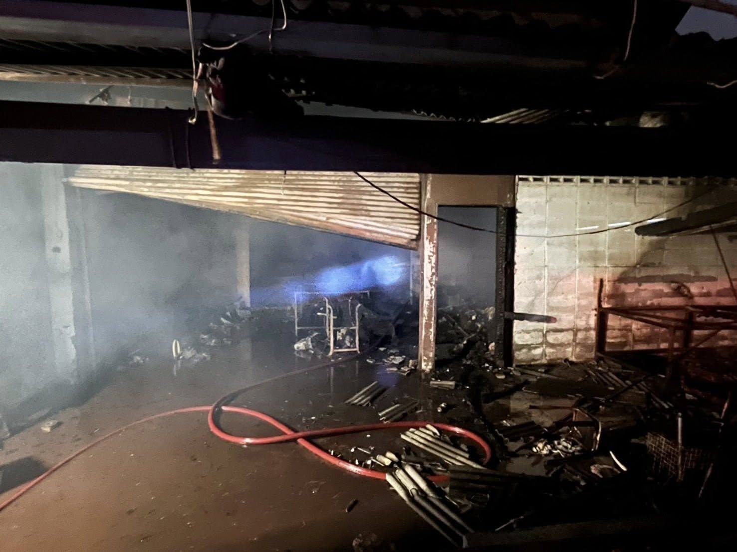 Bangkok house fire triggers traffic chaos on Soi Bearing 16 (video) | News by Thaiger