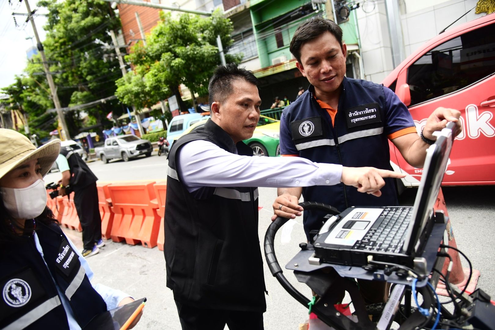 Bangkok officials ease fears over Samsen Road water leak | News by Thaiger