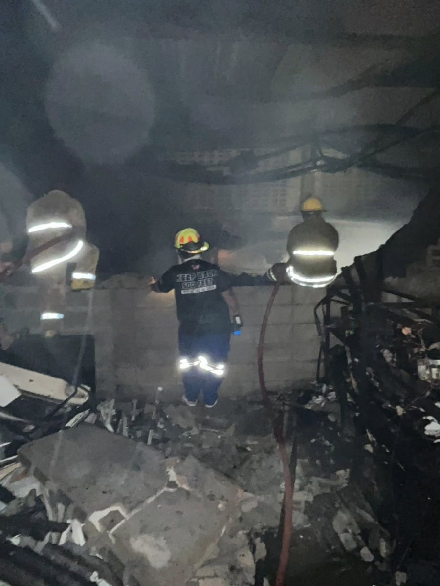 Bangkok house fire triggers traffic chaos on Soi Bearing 16 (video) | News by Thaiger