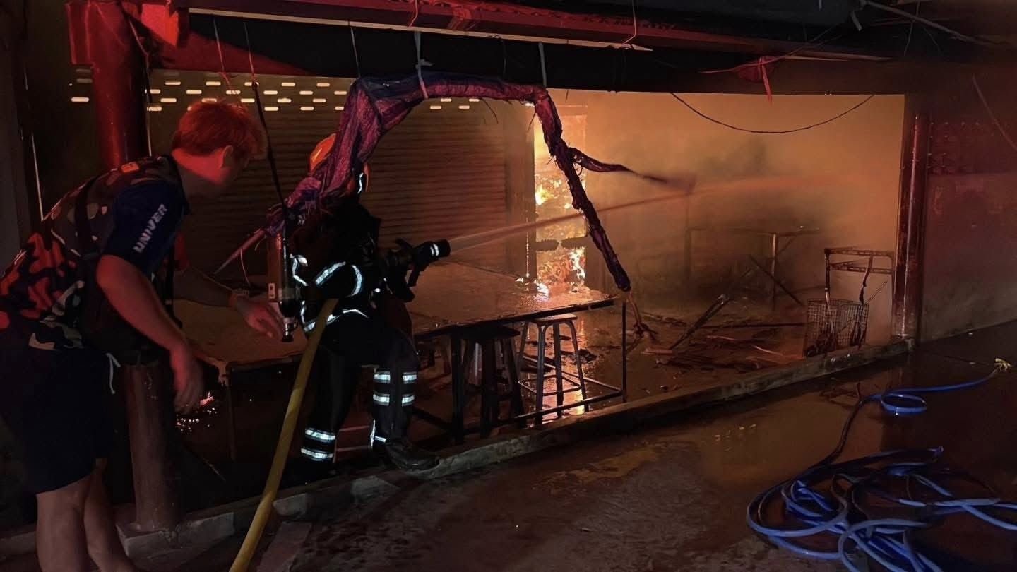 Bangkok house fire triggers traffic chaos on Soi Bearing 16 (video) | News by Thaiger