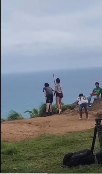 Film crew blasted for rolling up Thai flag at Phuket viewpoint (video) | News by Thaiger