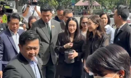 Thaksin’s daughters bring cash and comfort to jailed ex-PM | News by Thaiger