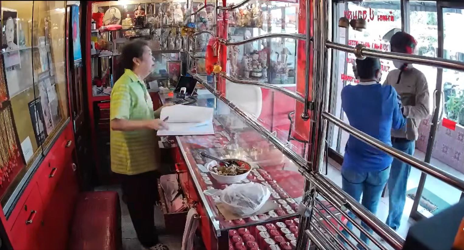 Knife thug robs Saraburi gold shop, takes customer hostage | News by Thaiger